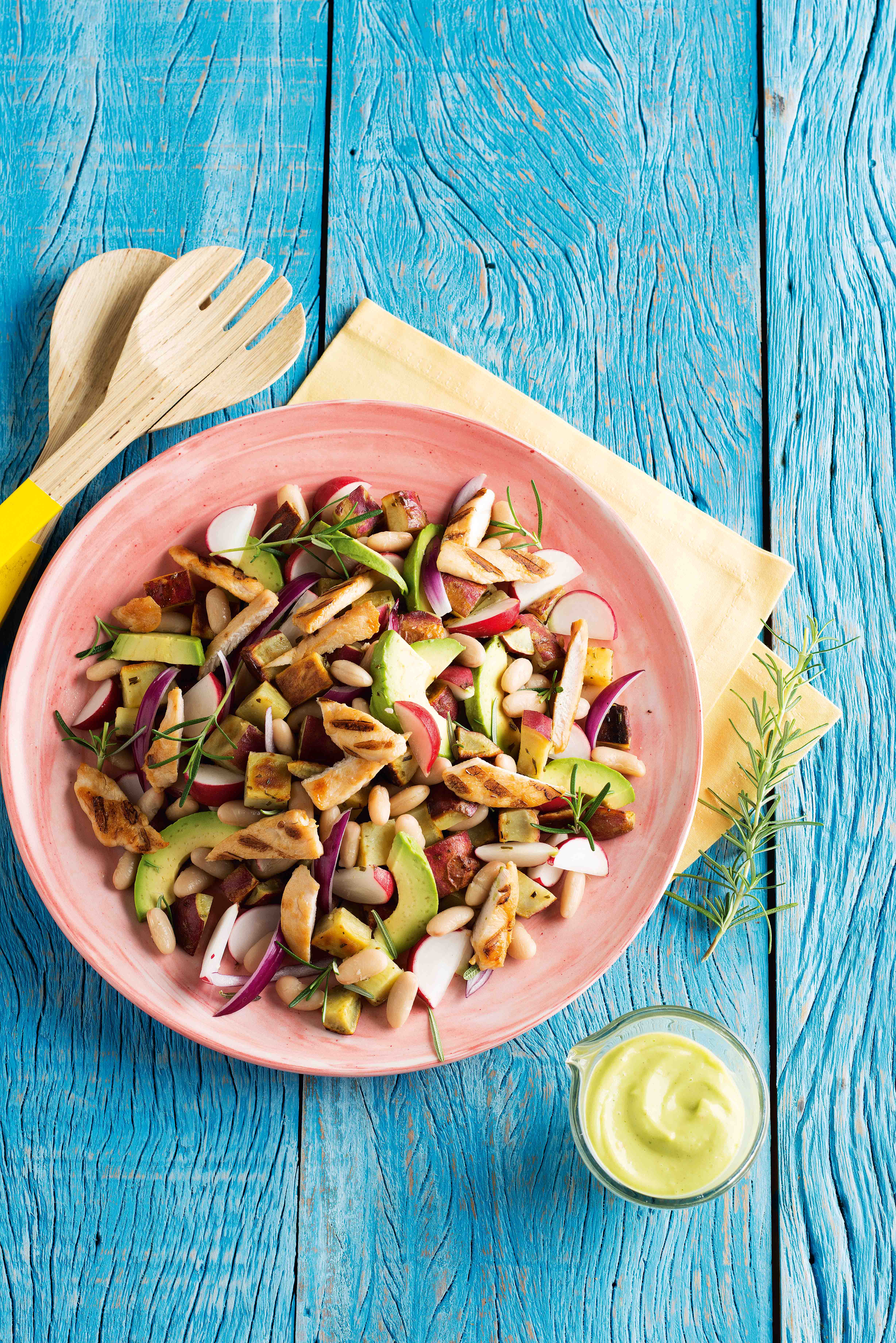 Salada de Batata-doce Rústica, Frango Grelhado, Feijão-branco e Molho de Abacate