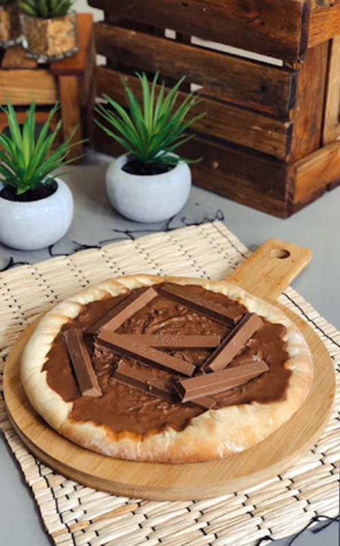 Pizza de Chocolate Nestlé e KitKat