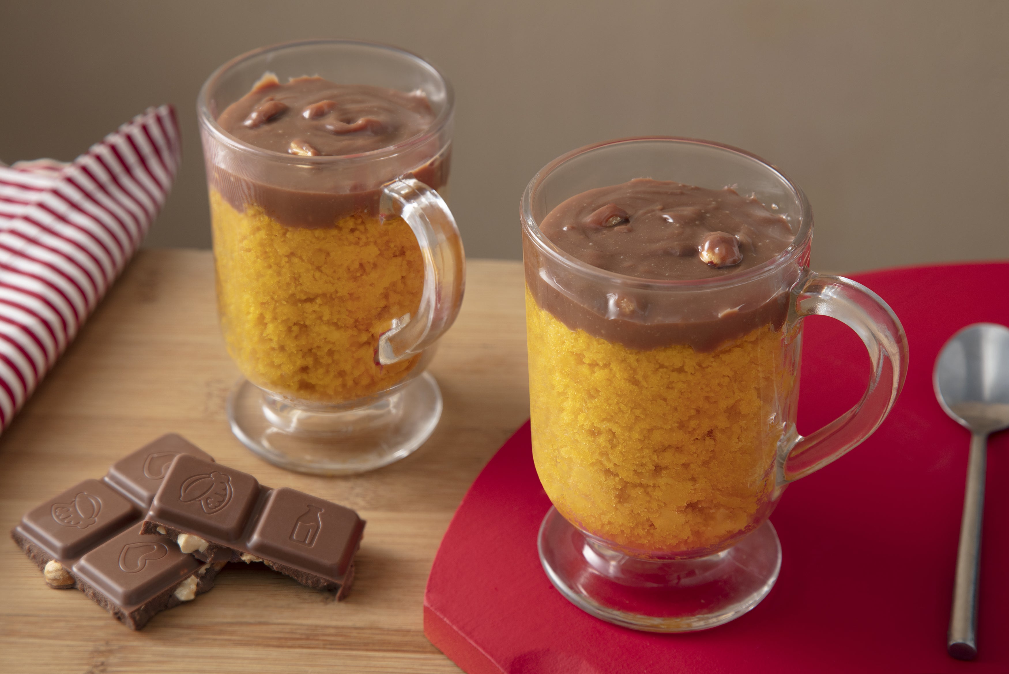 Bolo de Cenoura na Caneca com Cobertura de Chocolate e Amendoim.