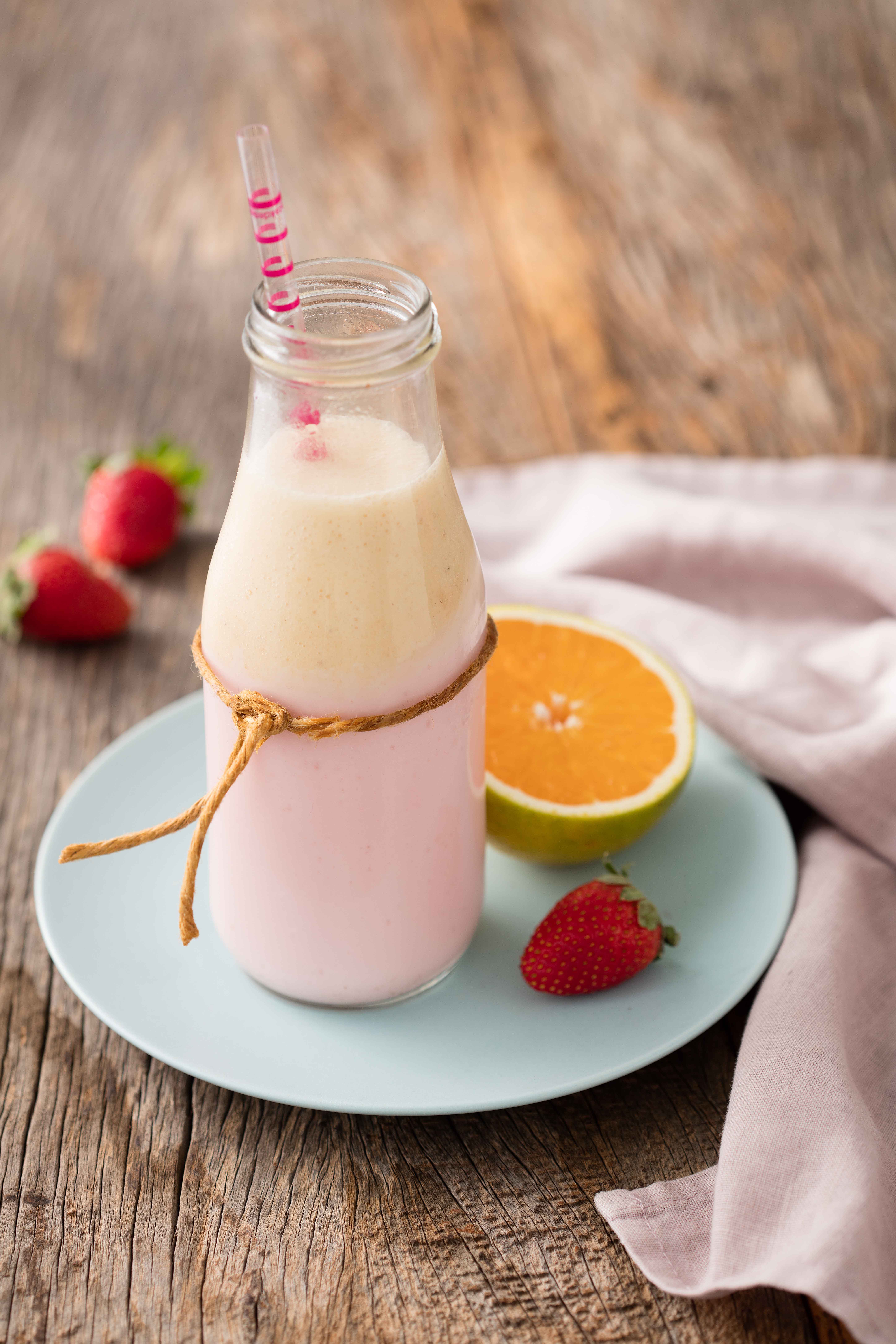 Smoothie Bicamada de Laranja, Coco e Banana com Iogurte de Morango