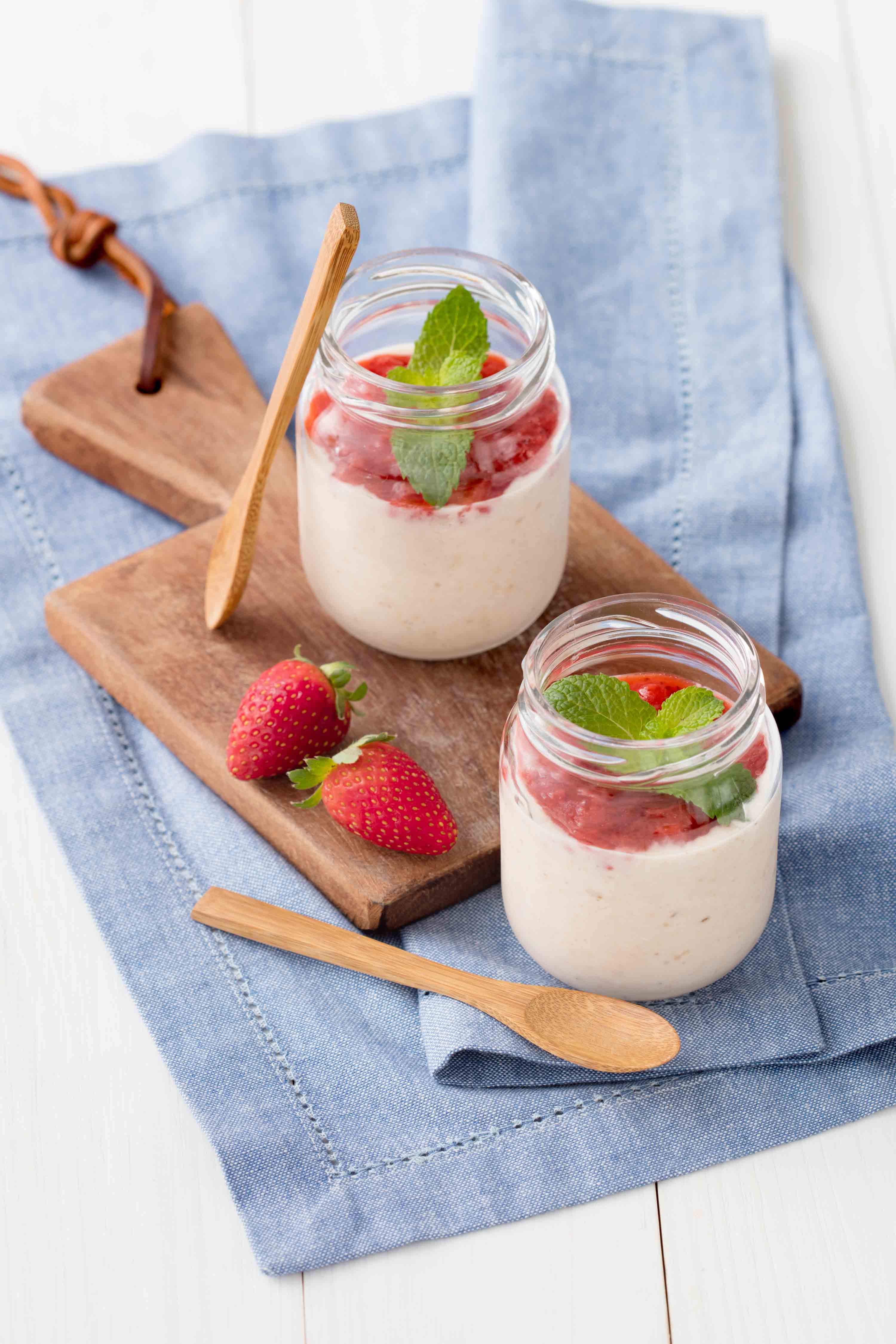 Iogurte Vitamina de Frutas com Aveia e Geleia de Morango no Copinho