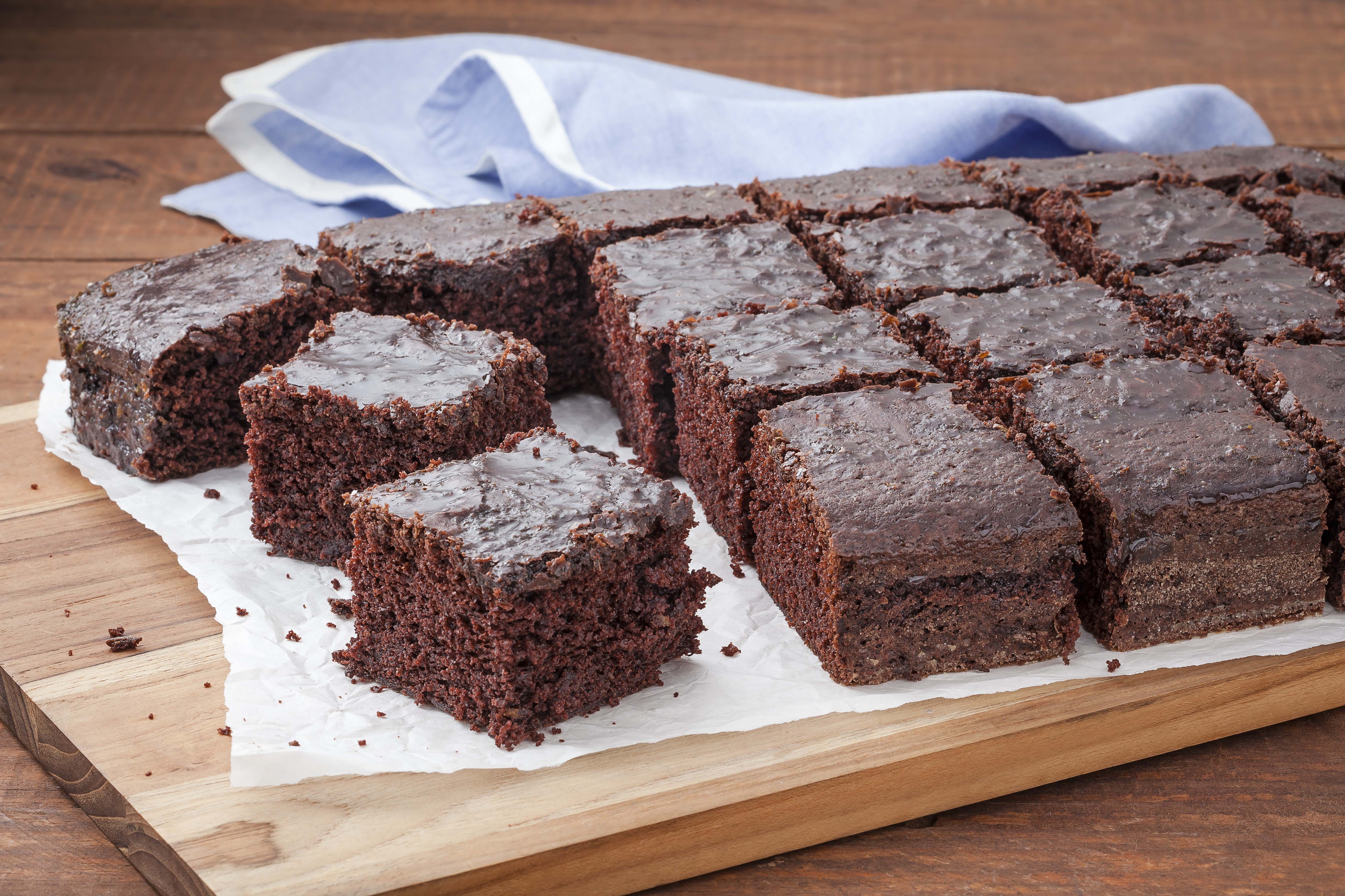 Desfrute da delícia de um bolo de chocolate com cobertura de