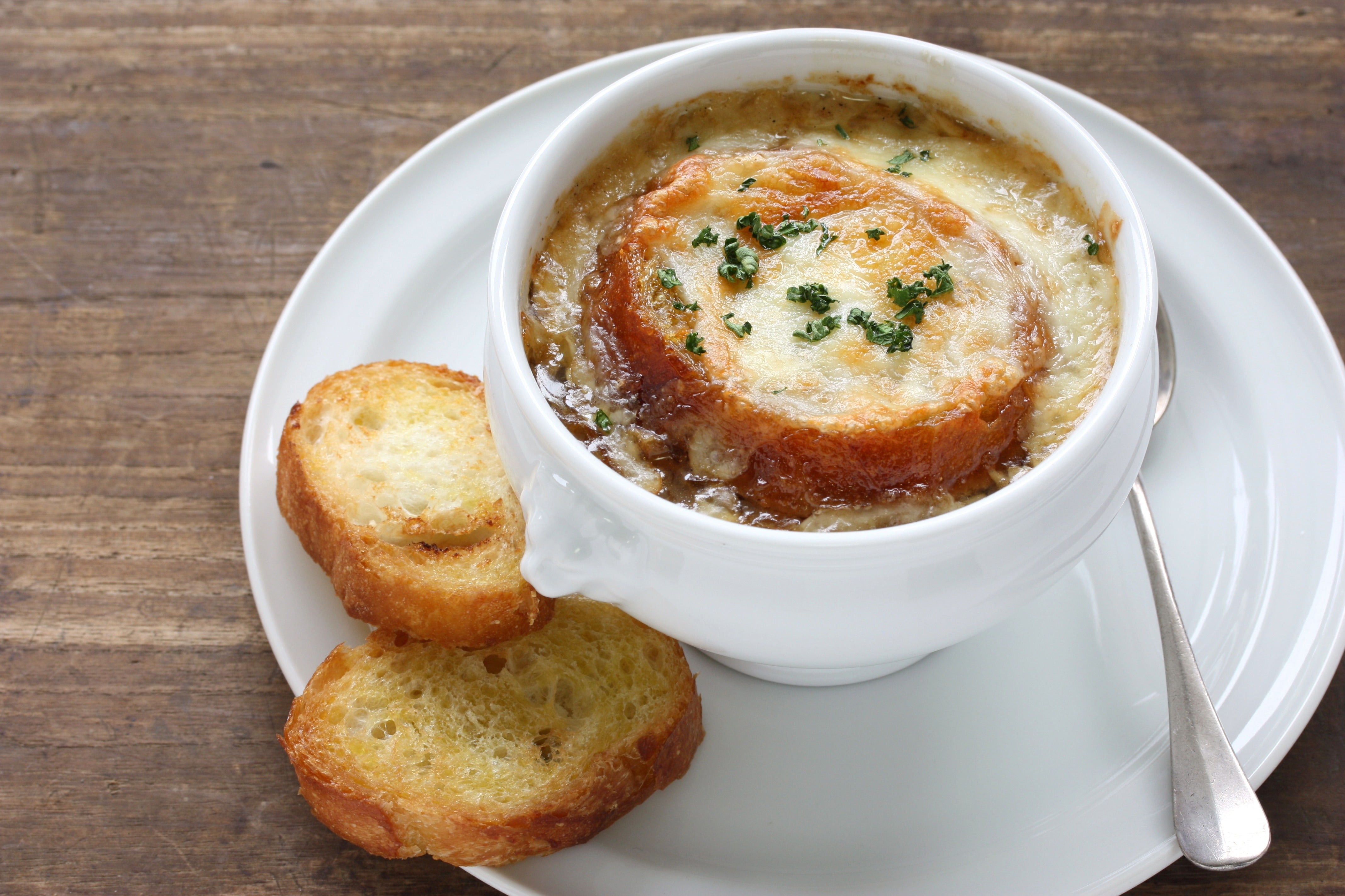Sopa de Cebola Gratinada: Receita Fácil e Reconfortante