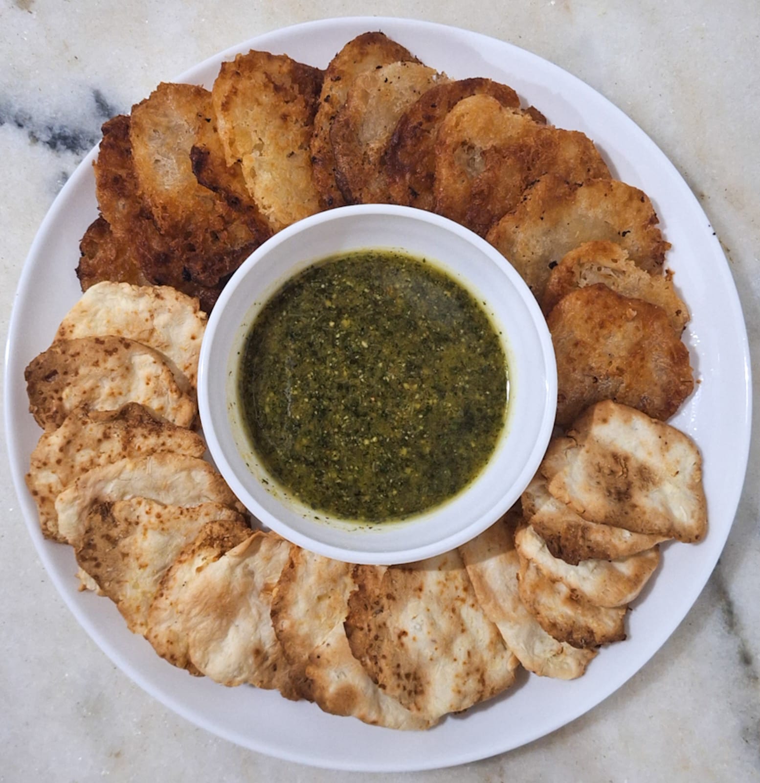 Receita de Patacones de Mandioca com Molho Pesto de Coentro
