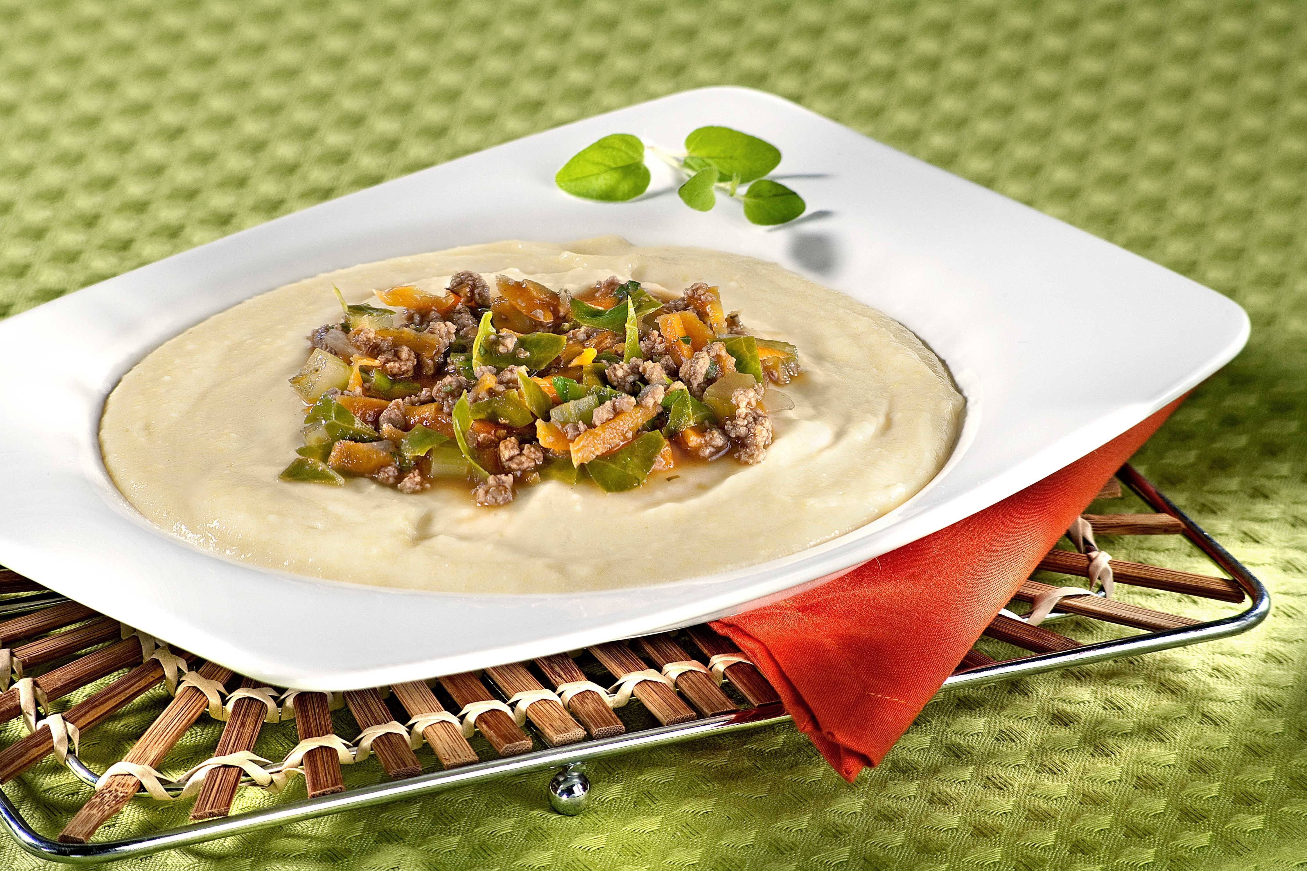 Polenta Nutren Senior com Molho de Carne e Couve