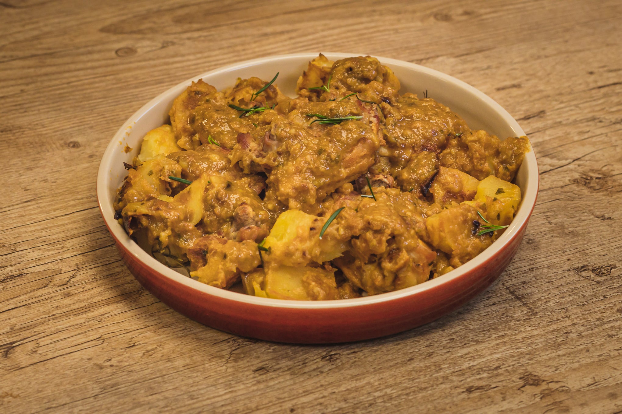 Sobrecoxas de Frango e Batatas Gratinadas com Creme de Cebola