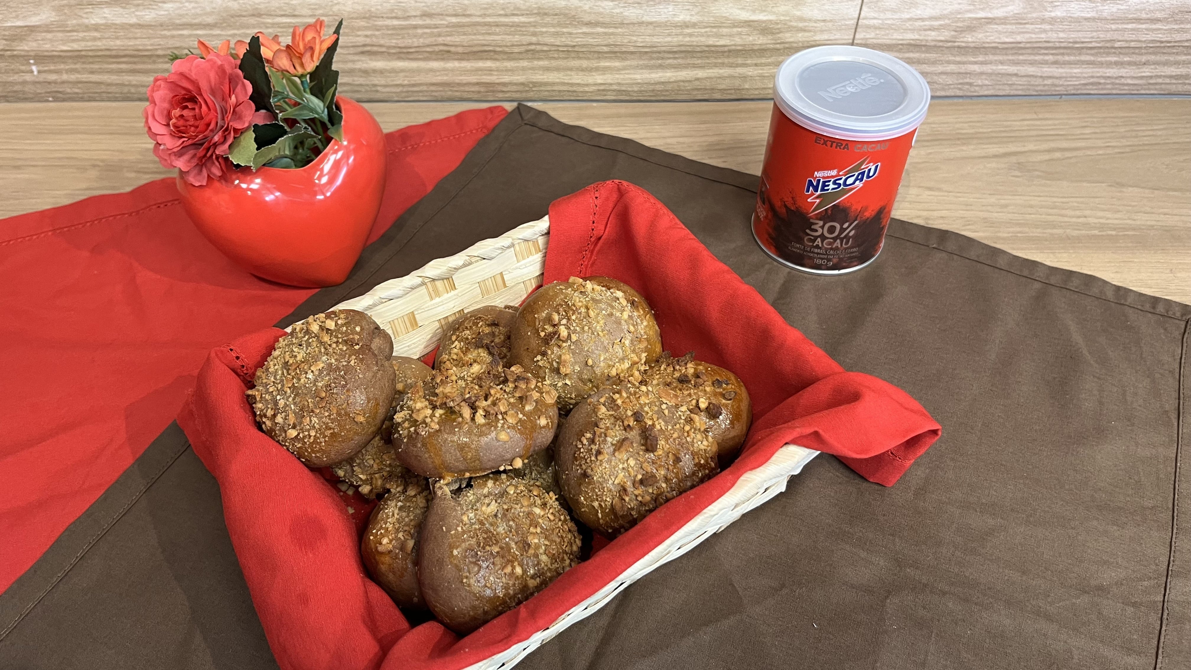 Receita de Pãozinho de NESCAU® Extra Cacau com Castanhas