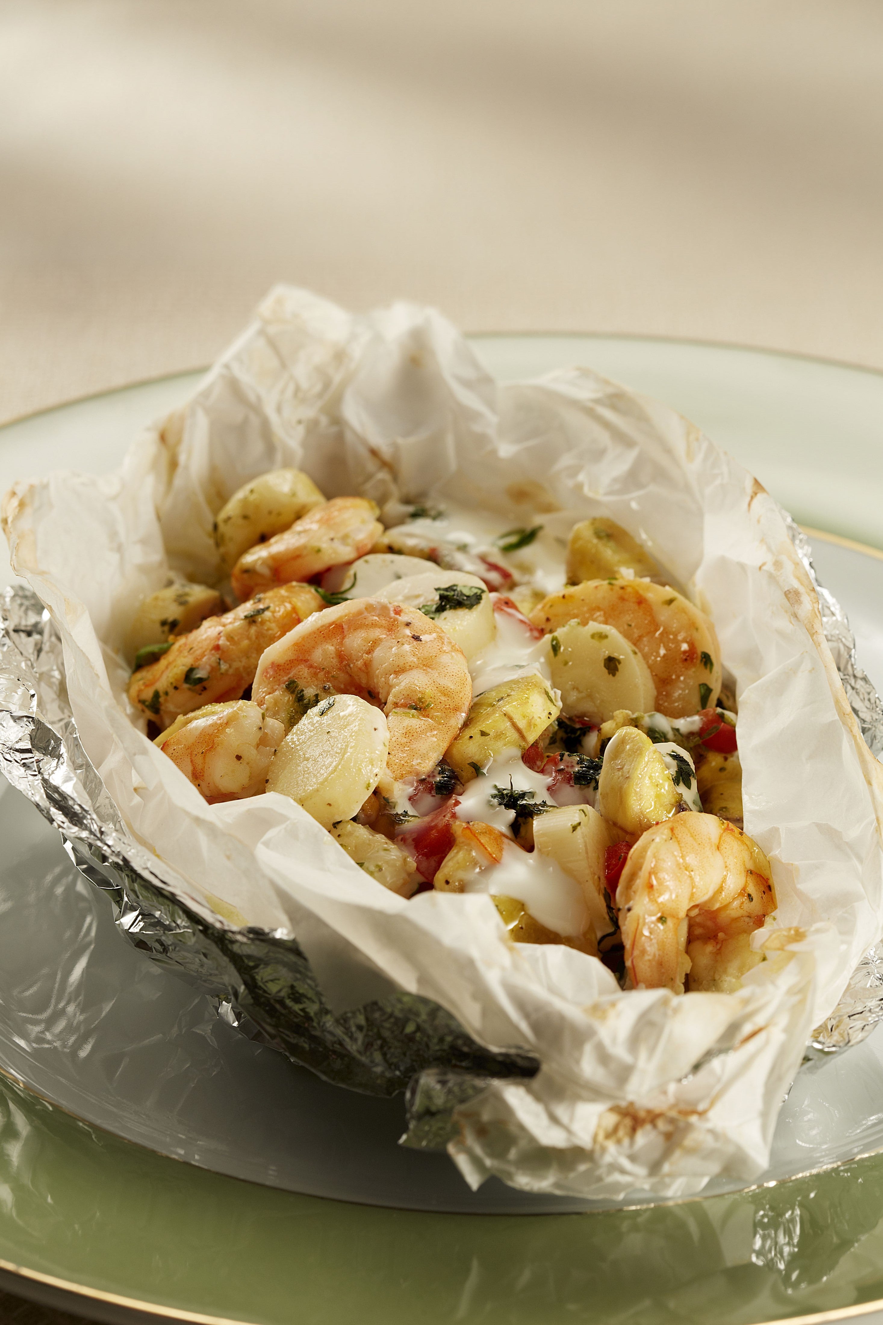 Papillote Cremoso de Camarão com Palmito e Banana-da-Terra