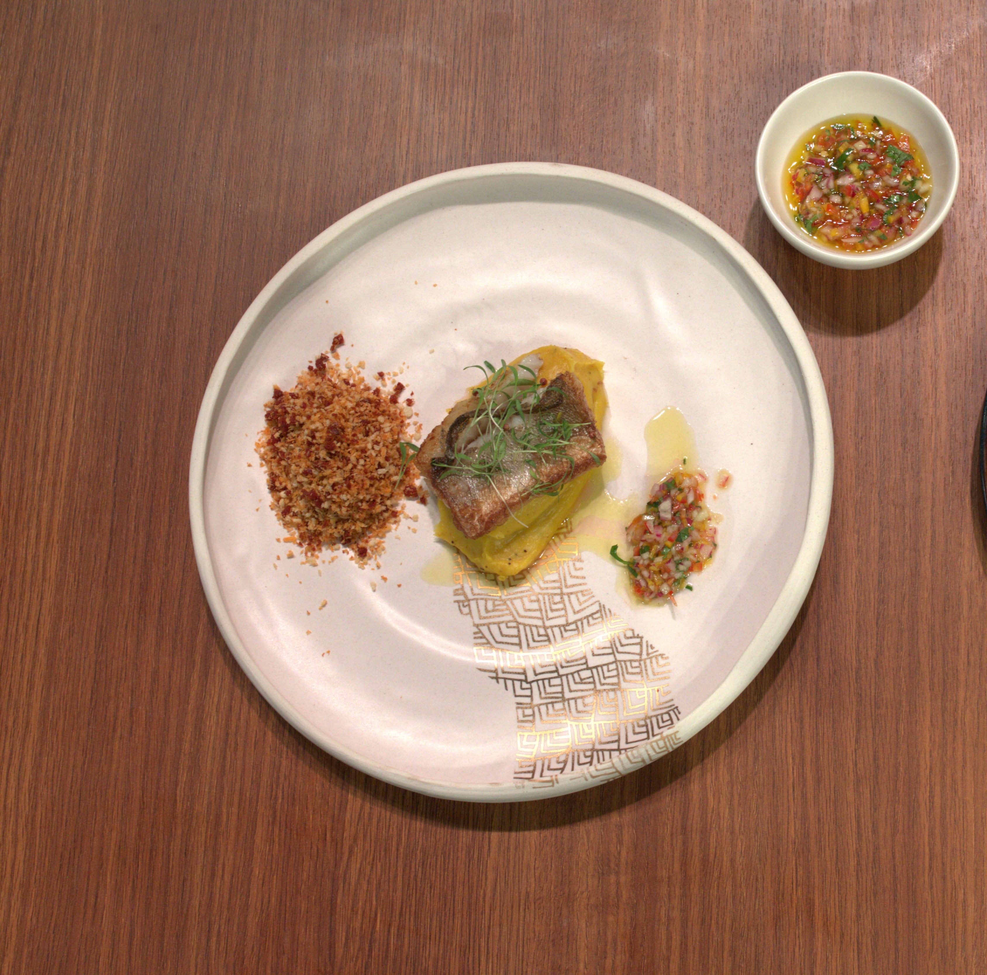 Receita de Pescada com Purê de Banana-da-terra, farofa de chorizo e molho à campanha
