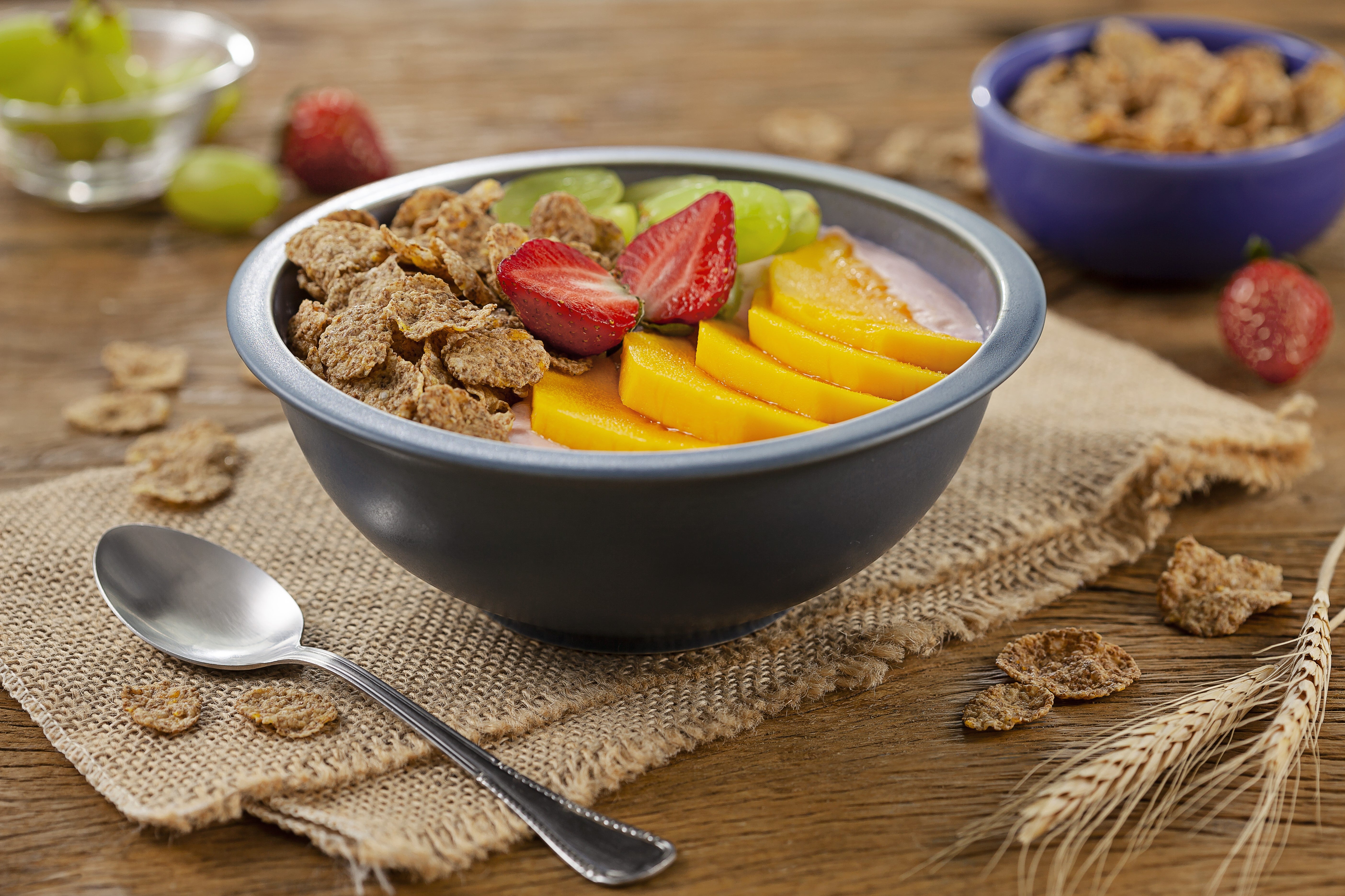 Poke de Iogurte com Frutas e Cereal