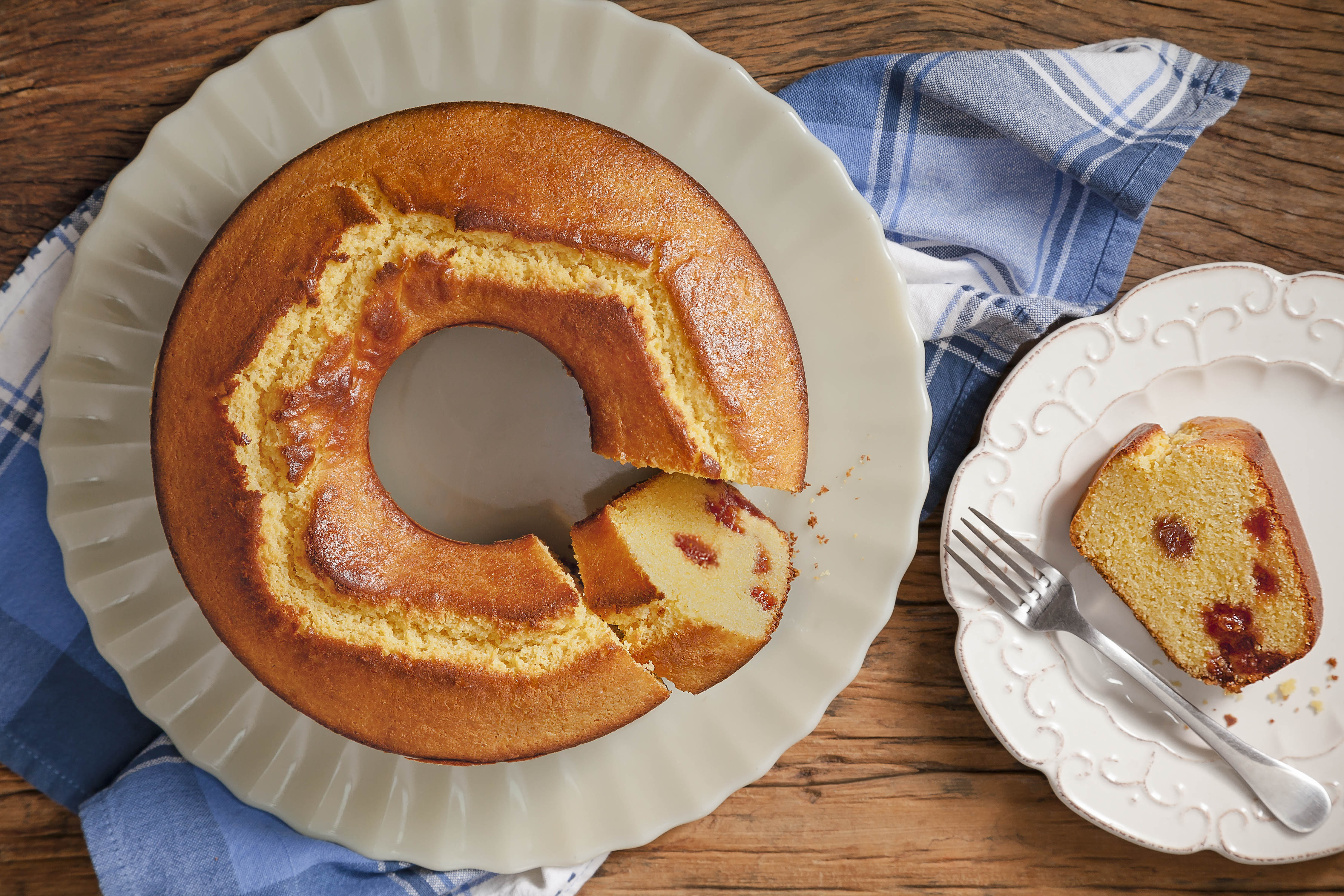 10 receitas de bolo de fubá sem ovo para adicionar ao seu menu