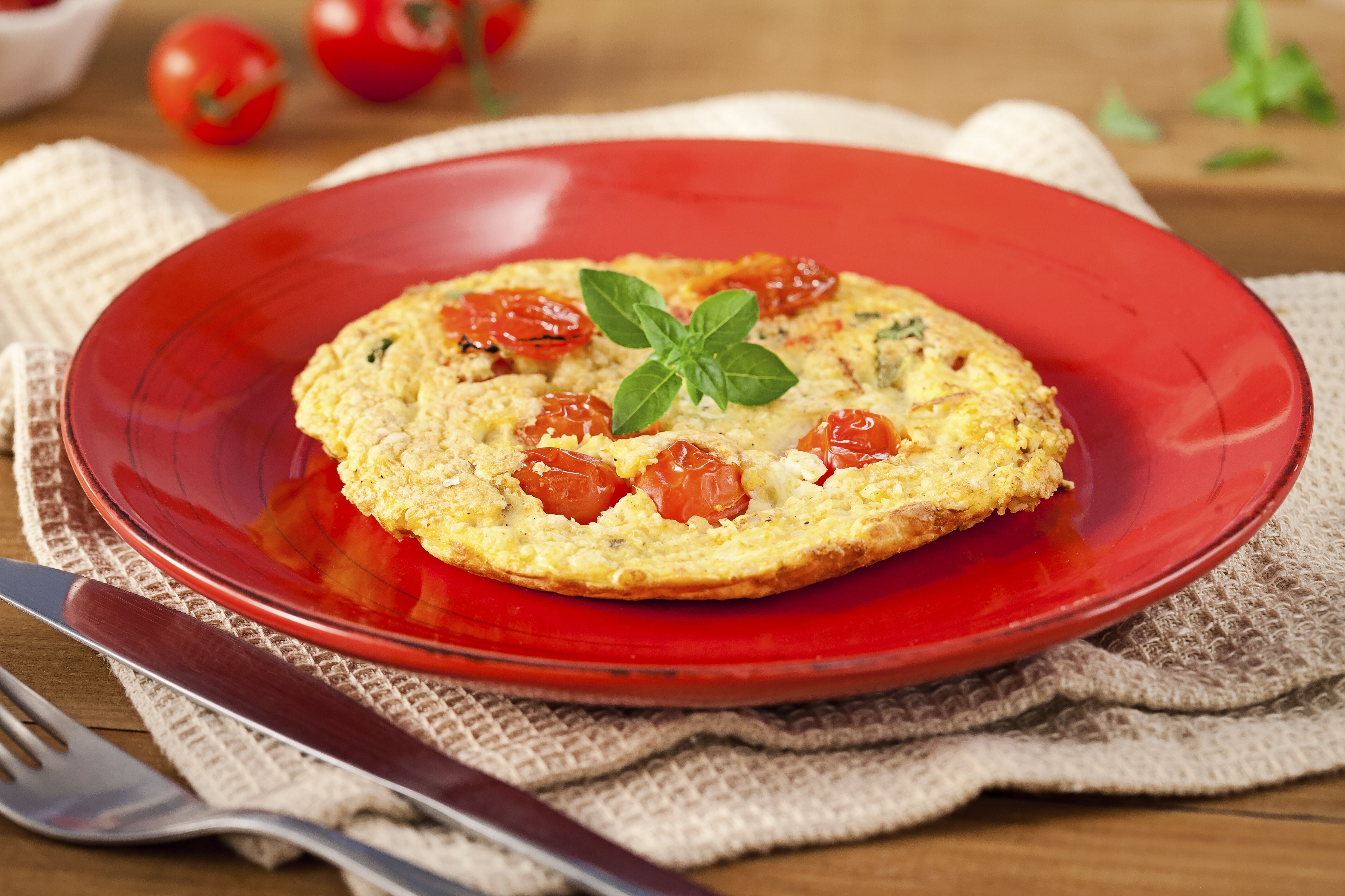 Omelete com Aveia, Tomates-cereja e Manjericão