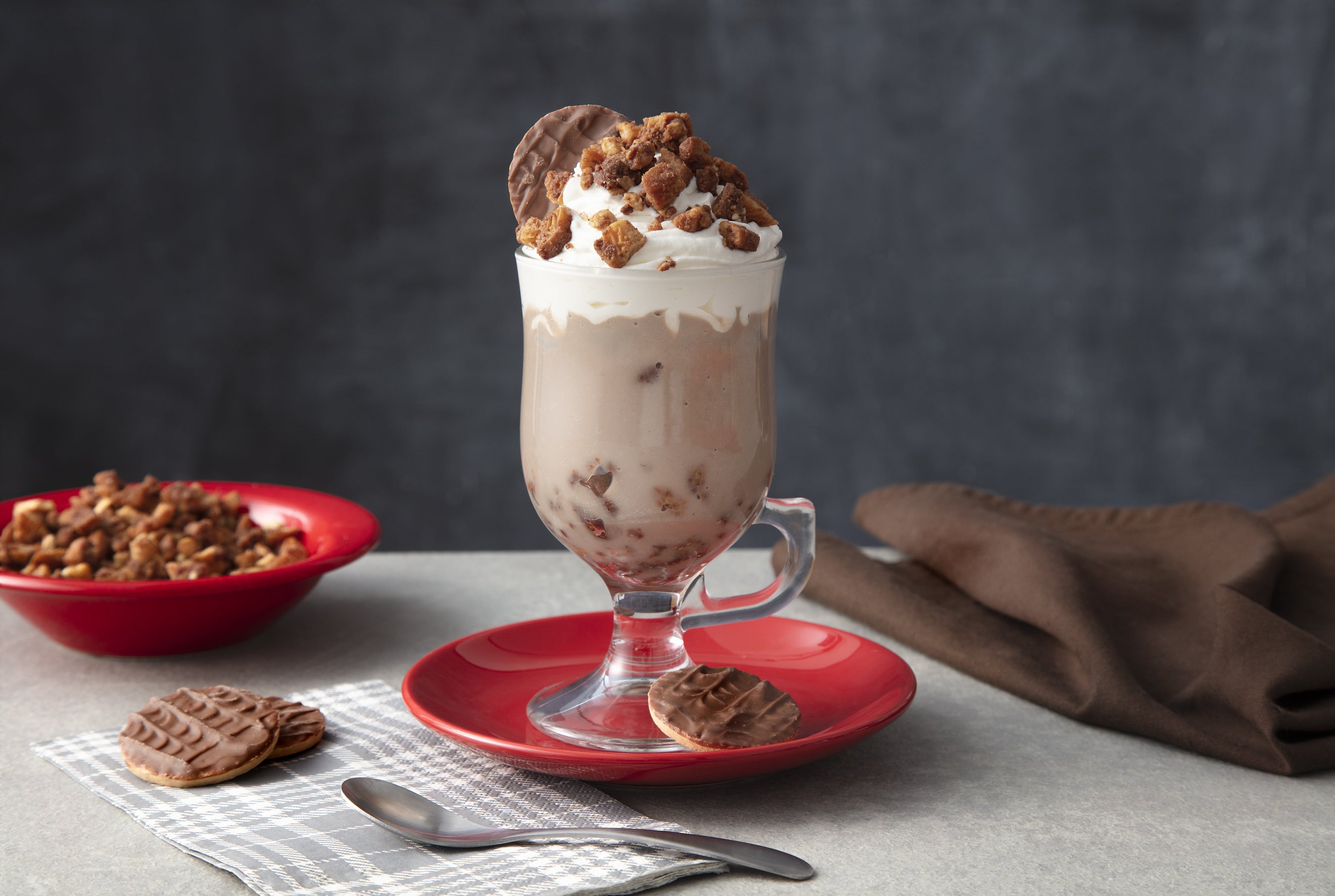 Chocolate Quente de Colher com Crumble de Biscoito Calipso