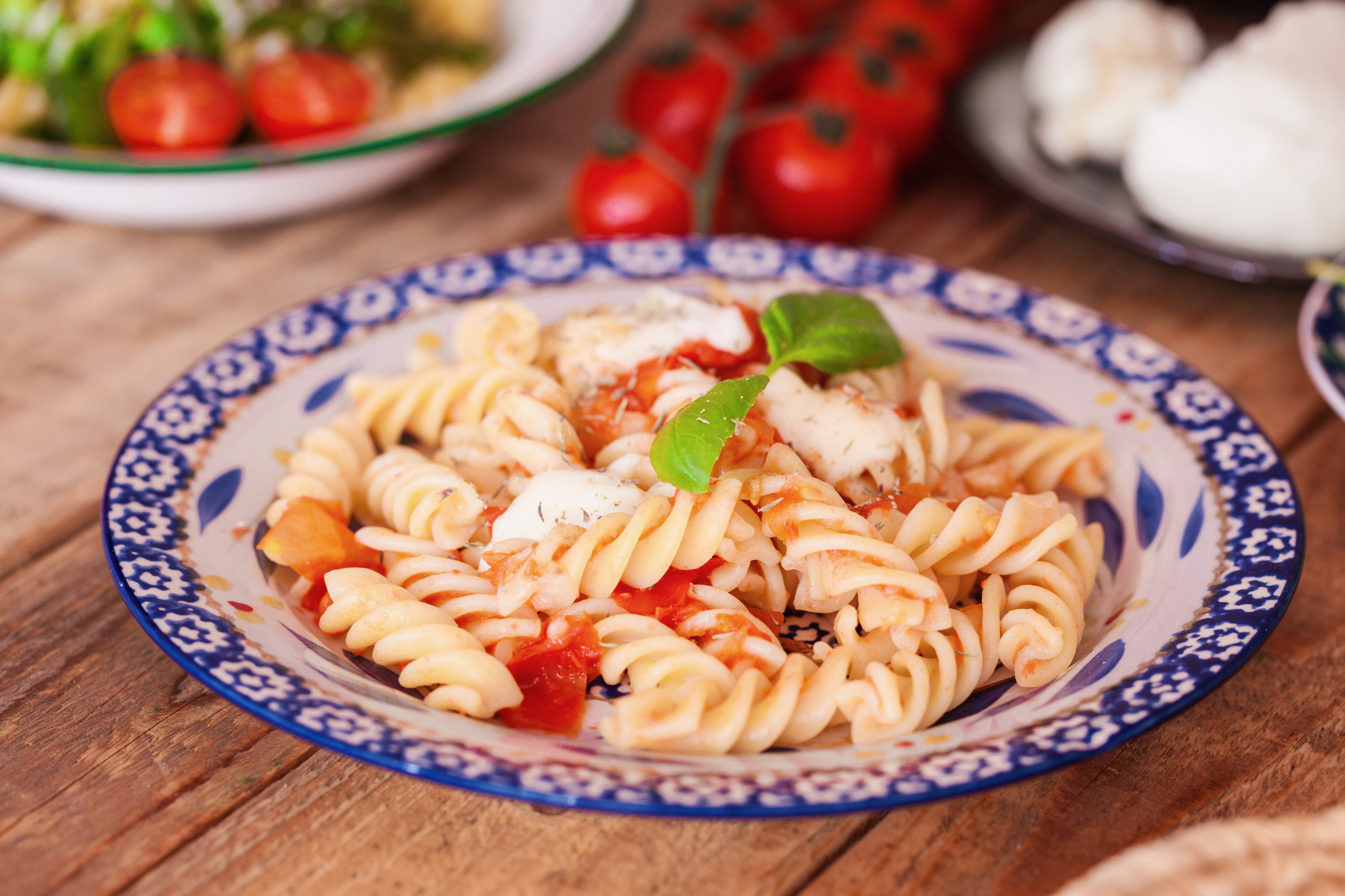 Parafuso com Tomate fresco e Pinhole