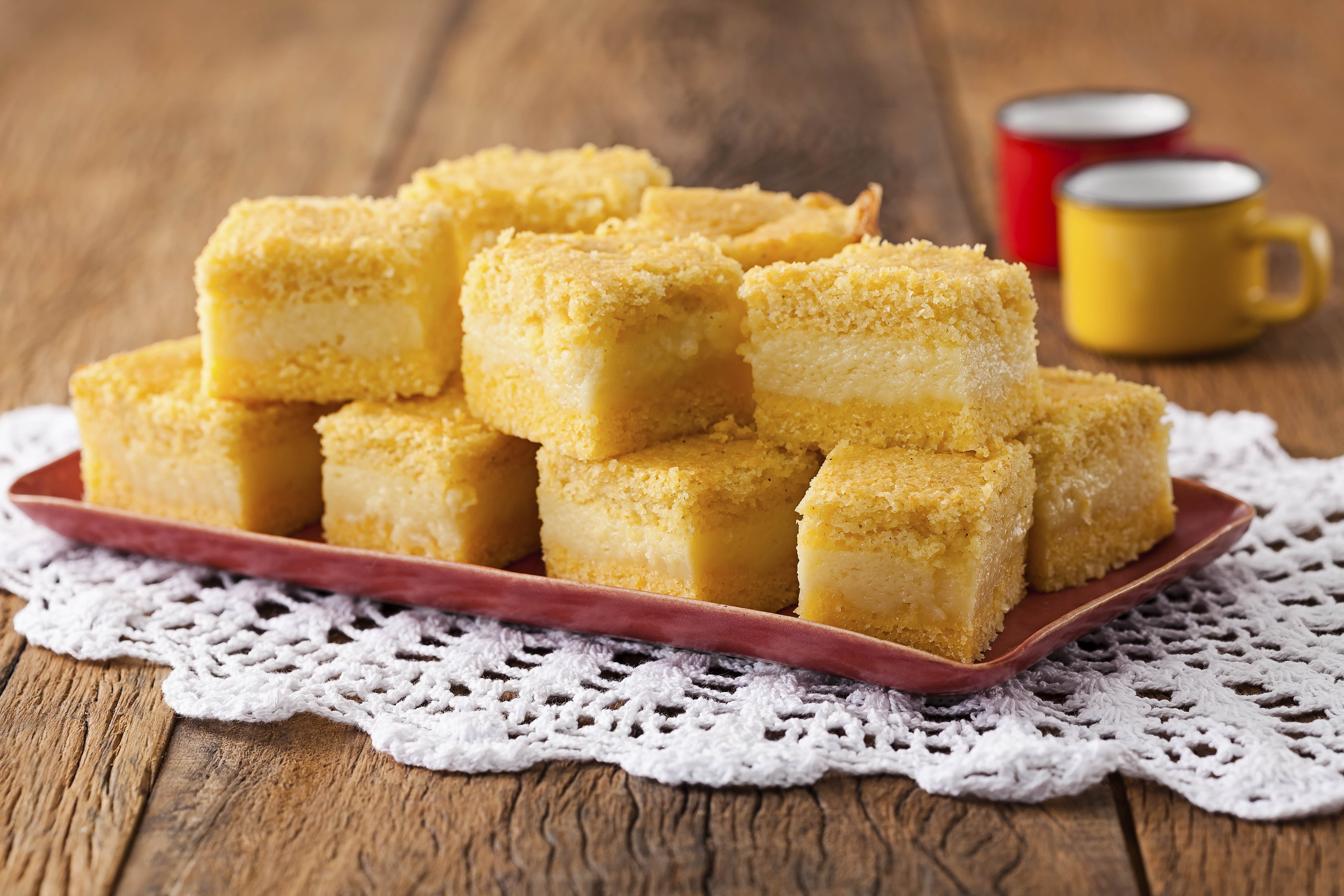 Bolo Cremoso de Fubá: Receita Fácil com Camada Cremosa no Meio