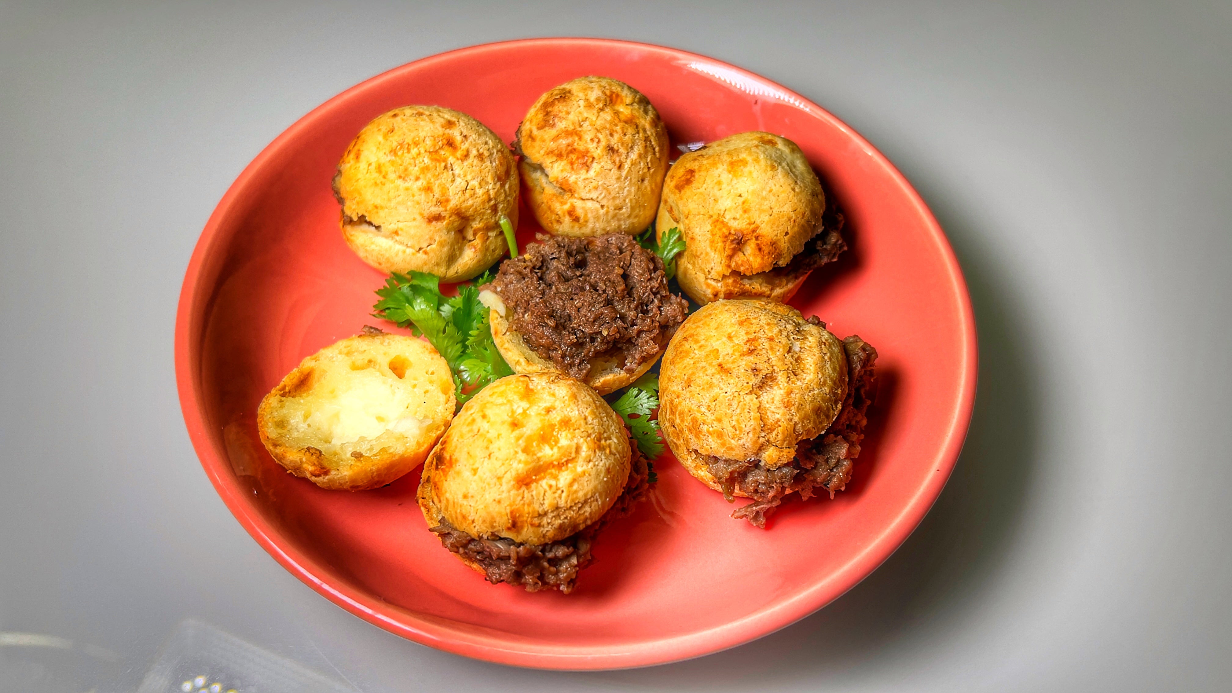 Receita de Pão de Queijo Recheado com Carne de Panela Desfiada
