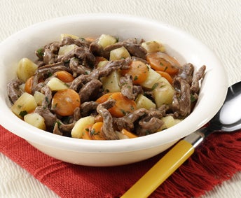 Ajiaco: carne cozida com batata e cenoura