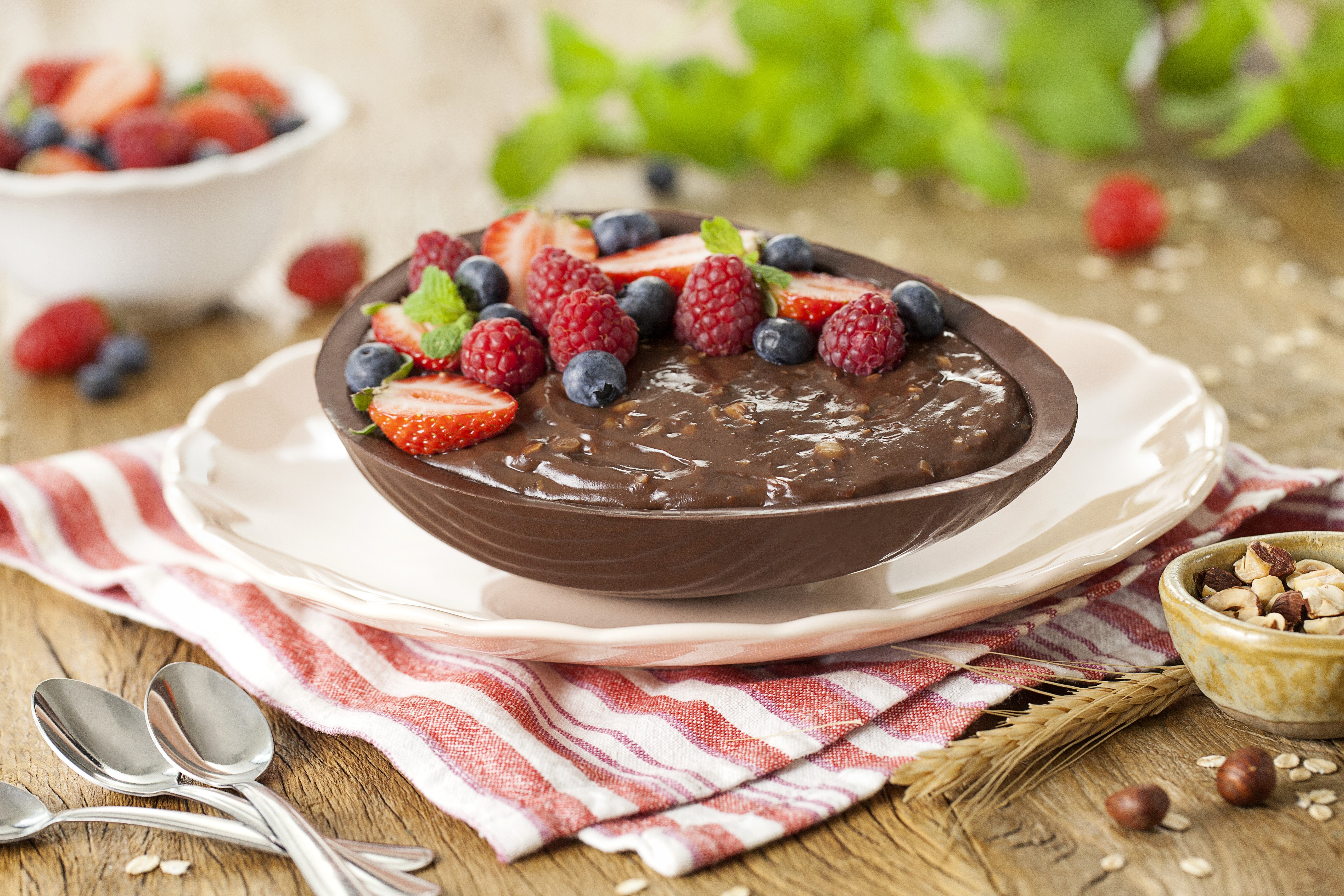 Ovo de Colher com Creme de Cacau, Avelã e Frutas Vermelhas