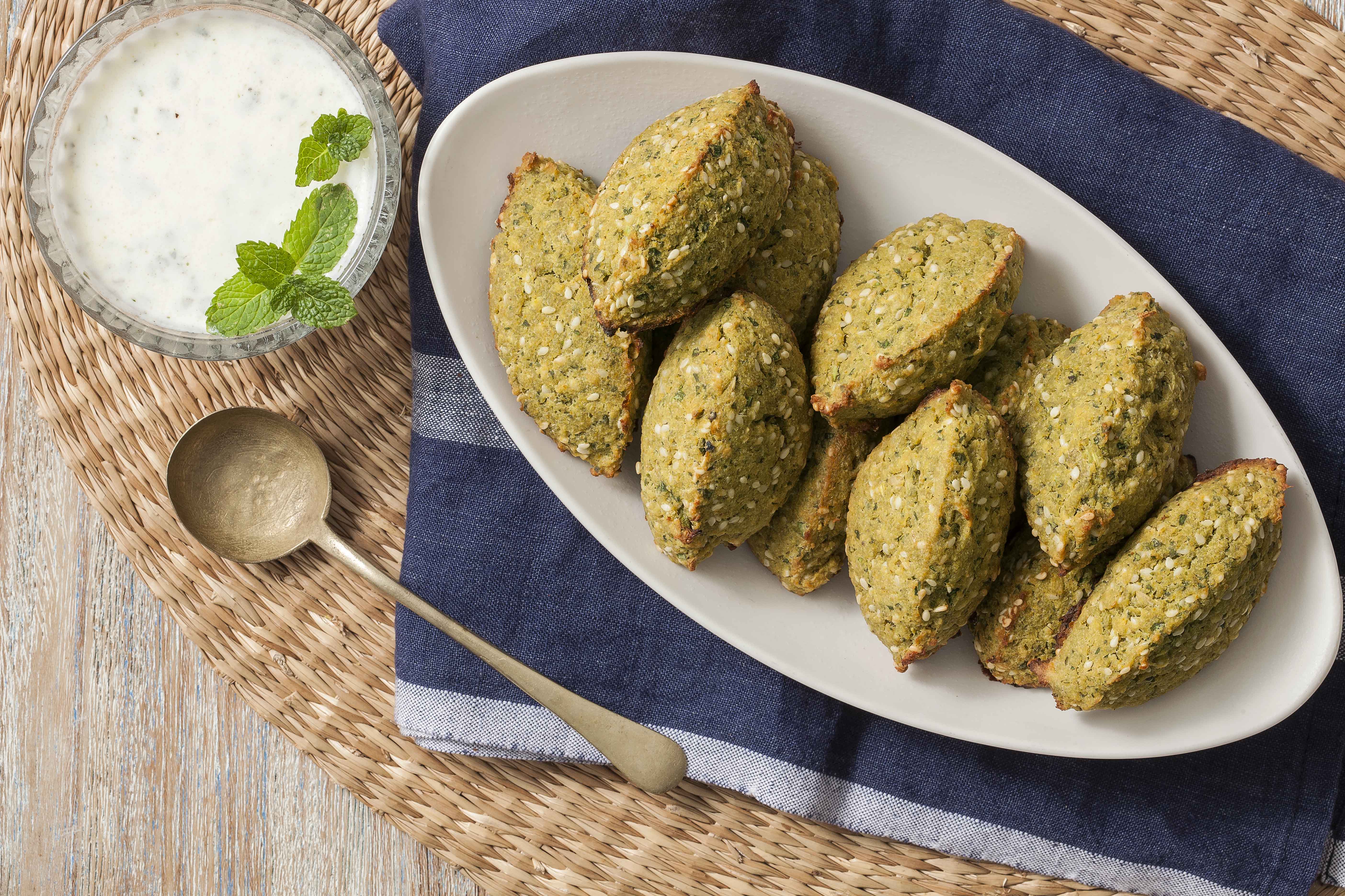 Falafel Assado com Molho de Iogurte e Hortelã