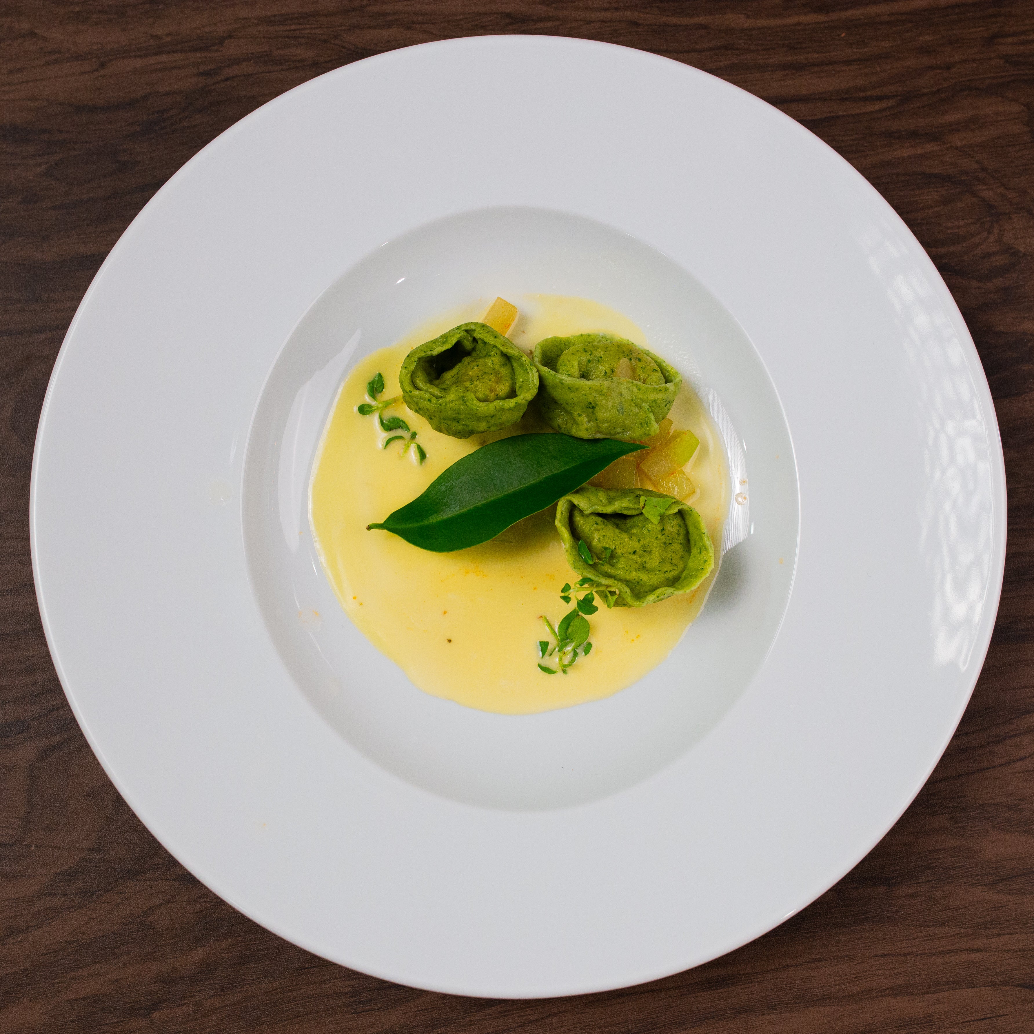 Receita de Massa Recheada de Camarão e Nduja, Chuchu e Beurre Blanc de Vinho do Porto Branco