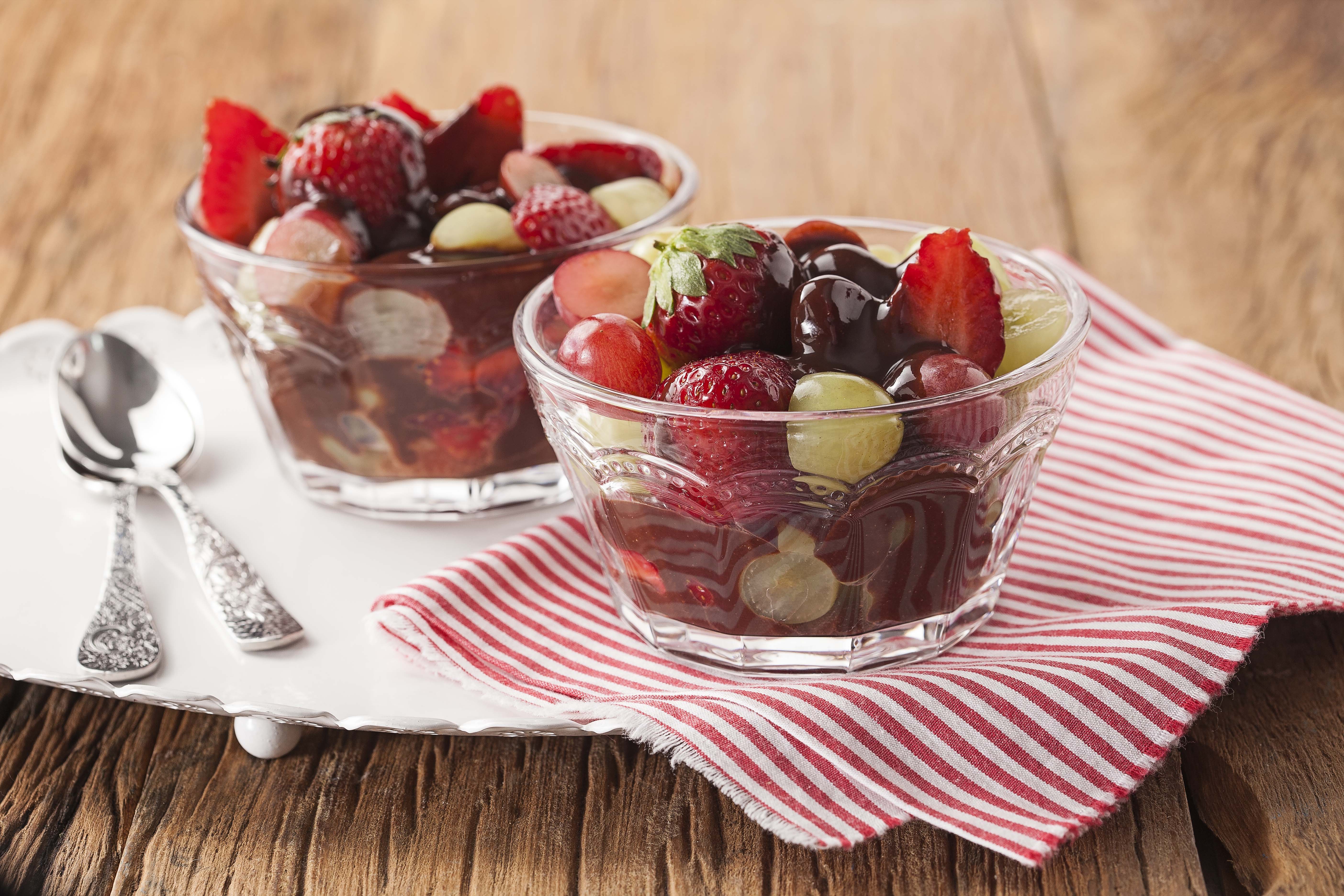 Taça de Frutas com Calda de Chocolate