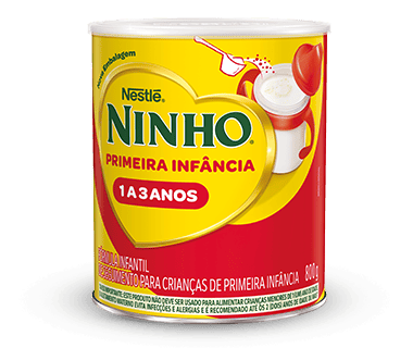 Imagem de uma lata de Leite Ninho amarela com vermelho, escrito "Primeira Infância 1 a 3 anos"