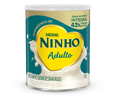 Imagem de uma lata de Leite Ninho dourada com verde escuro, escrito Adulto, Sabor do Ninho Integral, 43% menos gordura