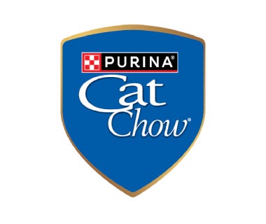 Logo Purina Cat Chow em escudo azul com tipografia branca e marca Purina no topo