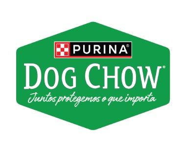 Logo Purina Dog Chow em fundo verde com slogan “Juntos protegemos o que importa”