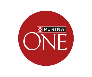 Logo Purina ONE em destaque branco sobre fundo vermelho circular com marca Purina acima	