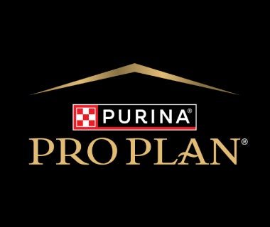 Logo Purina Pro Plan em fundo preto com tipografia dourada e marca Purina em destaque