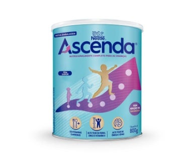 Lata de Nestlé Ascenda sem sabor 800g, com ilustração de crescimento infantil e destaque para vitaminas e minerais.