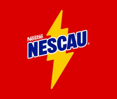 Logo do Nescau com fundo vermelho, raio amarelo ao centro e nome da marca em azul e branco.	