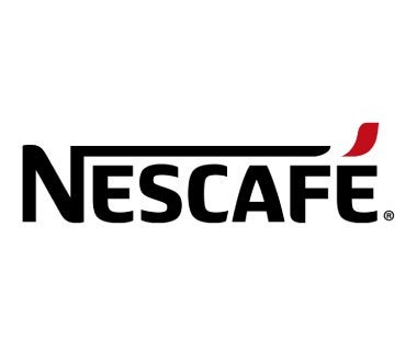Logo Nescafé em preto com detalhe vermelho no canto superior direito sobre fundo cinza claro.	