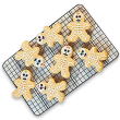 Biscoitos em formato de boneco sobre uma grade.