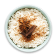 Um refratário fundo branco com arroz doce.