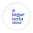 Um círculo branco com o logotipo de Iogurtes Nestlé a cor azul.
