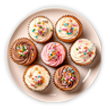 Um prato branco com cupcakes