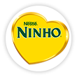 Um círculo branco com o logotipo de Leite Ninho Nestlé na cor verde escuro.
