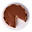 Um prato branco com uma torta holandesa com um pedaço cortado