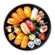 Um prato escuro com uma porção de sushi e sashimi