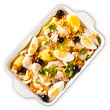 Uma travessa branca com bacalhau