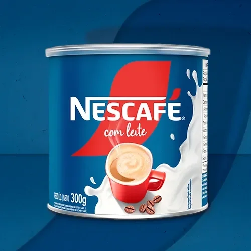Lata de NESCAFÉ com leite 300g, bebida pronta em pó com café e leite, apresentada sobre fundo azul.