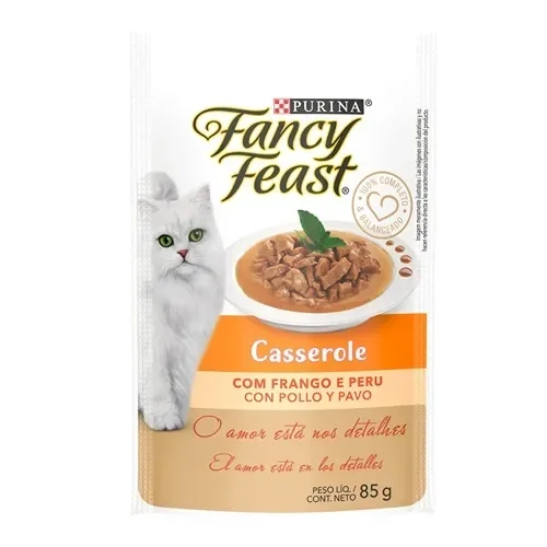 Sachê Fancy Feast Casserole com frango e peru, com gato branco e alimento ao molho.