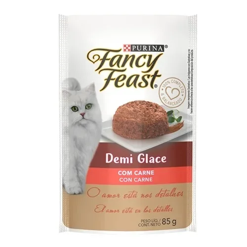 Sachê Fancy Feast Demi Glace com carne, com gato branco e patê de carne ao molho.