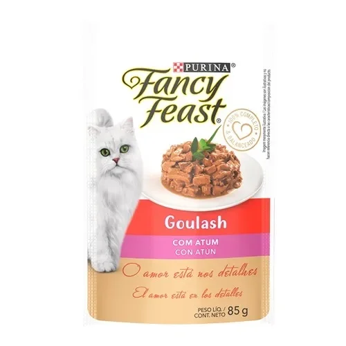 Sachê Fancy Feast Goulash com atum, com gato branco e alimento em pedaços ao molho.