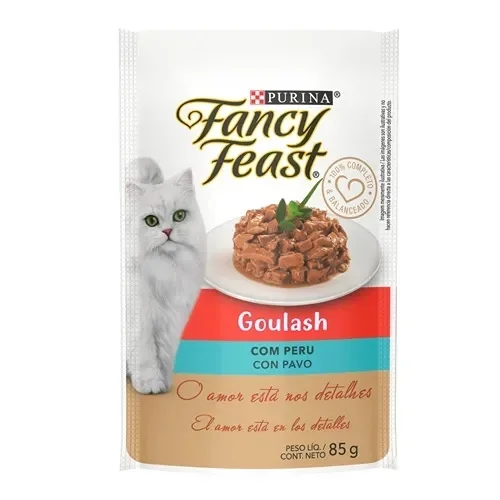 Sachê Fancy Feast Goulash com peru, com gato branco e alimento em pedaços ao molho.