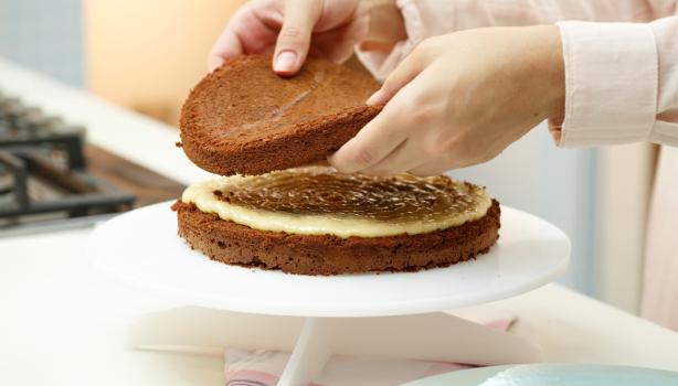 Como Cortar, Rechear e Cobrir Bolos