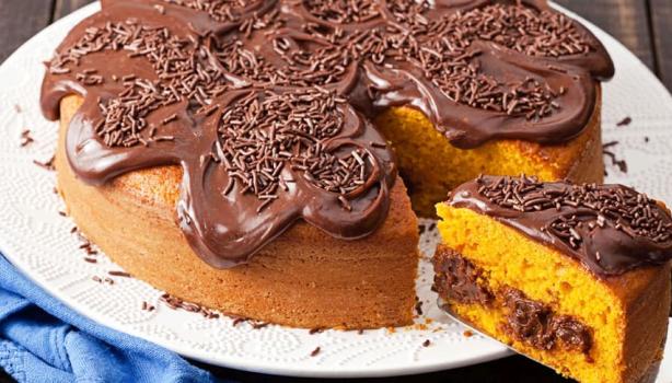 Manual do Bolo Perfeito: Bolo de cenoura com cobertura de chocolate com brigadeiro