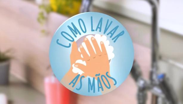 Como Lavar as Mãos: uma pessoa lavando as mãos